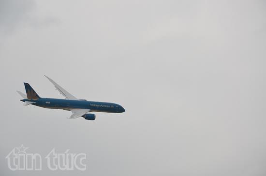 Boeing Dreamliner của Việt Nam trình diễn đẹp mắt trên bầu trời Paris ảnh 2